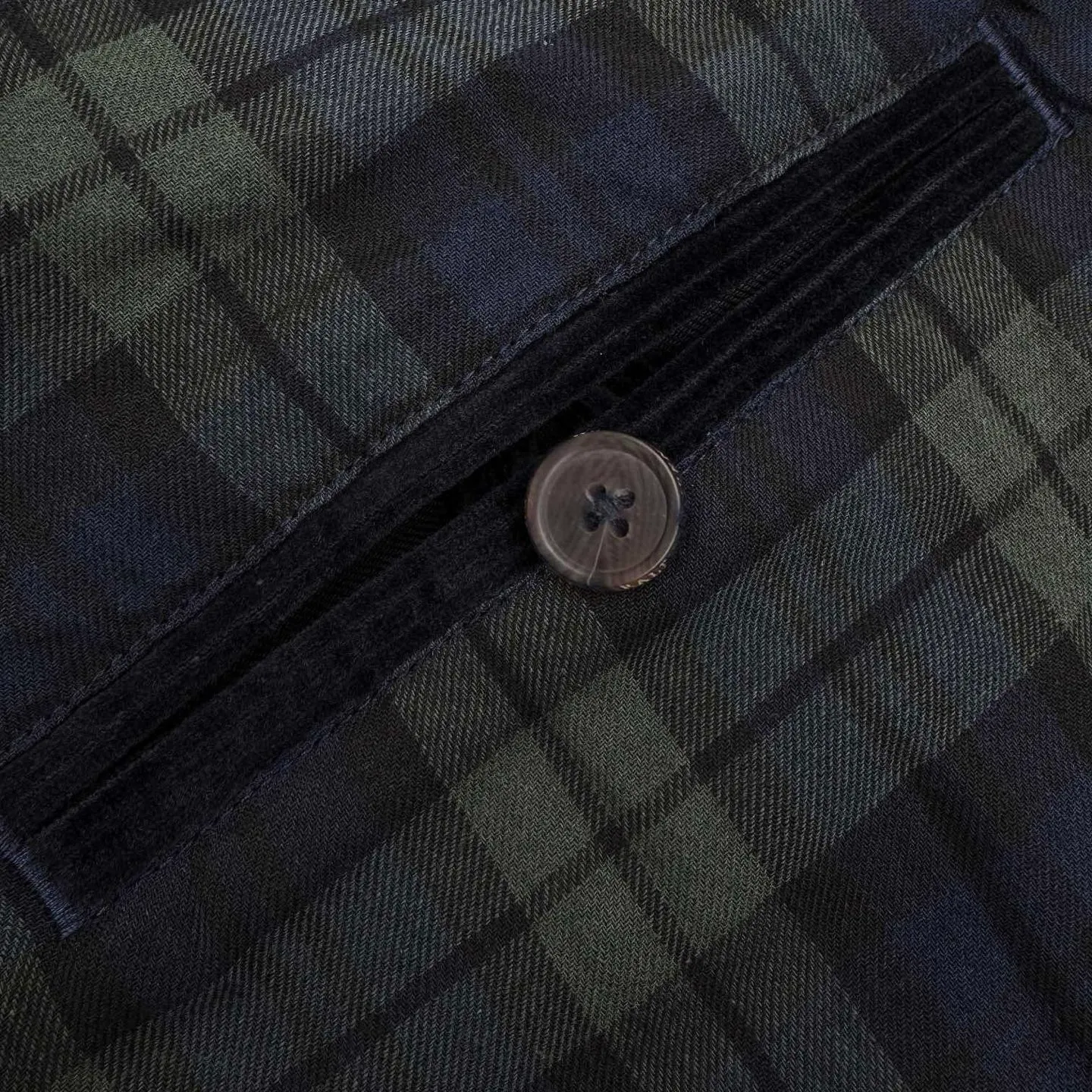 🅿️590 [Exclusive supply] Ralph Lauren pony embroidered corduroy jacket. Original purchase and development for NT$3,990. The fabric is made of customized wide-ribbed corduroy fabric. It has a clear texture and excellent texture. It is comfortable and close to the skin. It is elegantly presented with a touch of deep navy blue. It is low-key and luxurious. The exquisite red pony logo is embellished throughout, igniting the overall vitality and passion. The stand-up collar design is simple and elegant. When the light falls, it shows a subtle change in luster. Intertwined with the undulations of wide ribs, the jacket is infused with a lively soul. It has extremely high matching flexibility and adopts imported machine embroidery technology. It uses advanced computer control systems and precision mechanical components to realize the iconic pony embroidery operation. High precision. The lines are smooth and delicate. The template machine opens the bag. The preset template guides the position, shape and size of the bag. The accuracy ensures the quality of the bag opening effect. Infrared positioning cutting machine uses infrared transmitters and infrared receivers to achieve precise positioning of materials. The accuracy can reach the micron level. In order to meet the effect of high-precision cutting of plaid alignment, the fabrics have been carefully washed, have a better hand feel, are not easy to deform, are not easy to shrink, are not easy to fade, and maintain long-term beauty. Size:S-M-L-XL